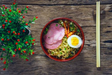 Eski rustik ahşap backg jambon ramen noodle sebzeli yumurta