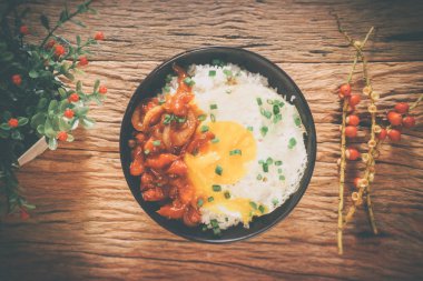 Tablo Klasik ahşap sur üzerinde kızarmış yumurta ve domates soslu pilav