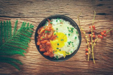 Tablo Klasik ahşap sur üzerinde kızarmış yumurta ve domates soslu pilav