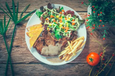 Tablo üst viwe ahşap arka plan üzerinde biftek.