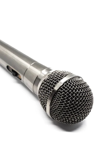 Microfone isolado em um fundo branco — Fotografia de Stock