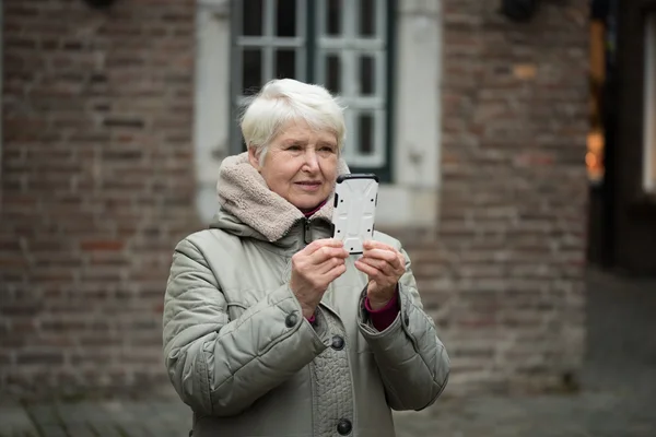 Starsza kobieta ze smartfonem — Zdjęcie stockowe