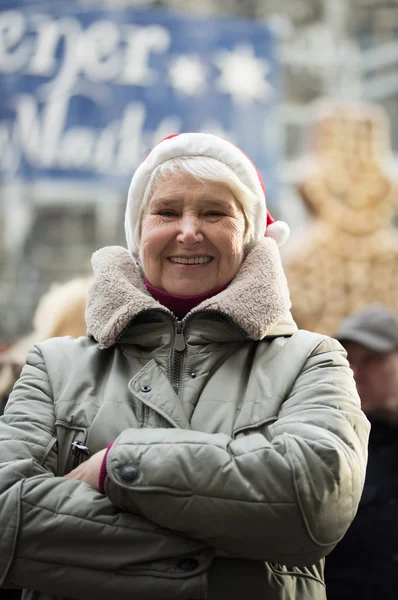 Äldre kvinna på Chrismas marknaden — Stockfoto