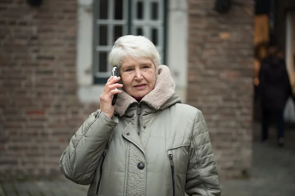 Akıllı telefonlu yaşlı bir kadın. — Stok fotoğraf