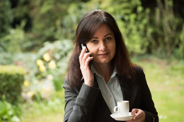 Zakenvrouw drinkt koffie — Stockfoto