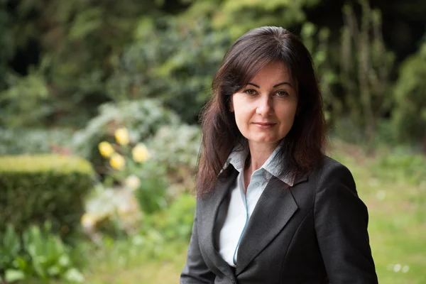 Business woman in park — Stock Photo, Image