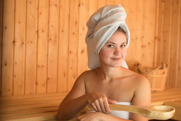 Junge Frau in der Sauna — Stockfoto