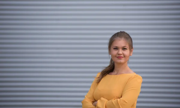 Ung kvinna i gul klänning — Stockfoto