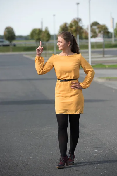 Junge Geschäftsfrau zeigt mit dem Finger nach oben — Stockfoto