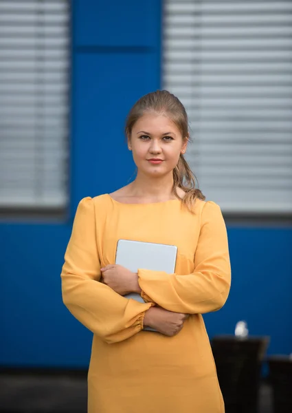 Sarı elbiseli genç iş kadını — Stok fotoğraf