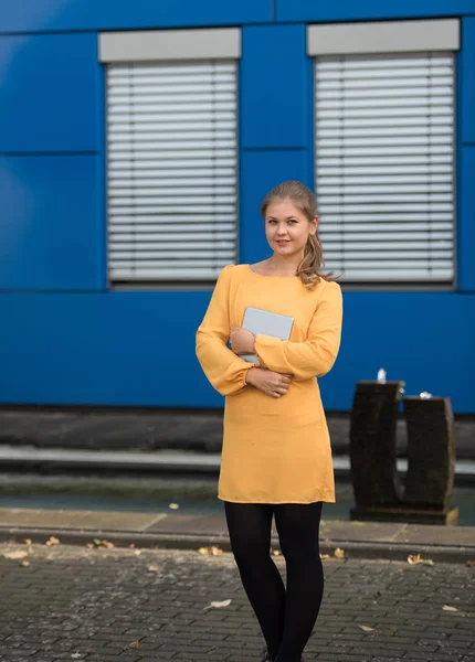 Jovem mulher de negócios em vestido amarelo — Fotografia de Stock