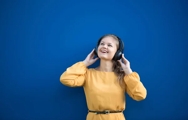 Feliz joven escuchando música — Foto de Stock