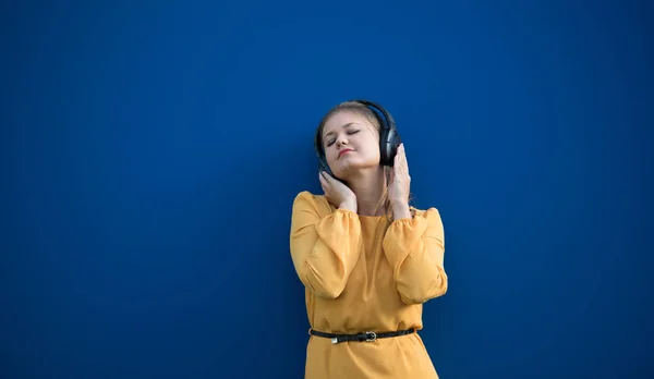 Jovem feliz ouvindo música — Fotografia de Stock