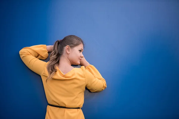 Jonge vrouw in een gele jurk — Stockfoto