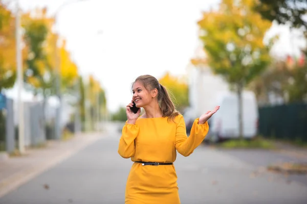 Jonge vrouw aan de telefoon — Stockfoto