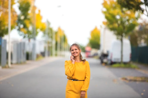 Jeune femme au téléphone — Photo