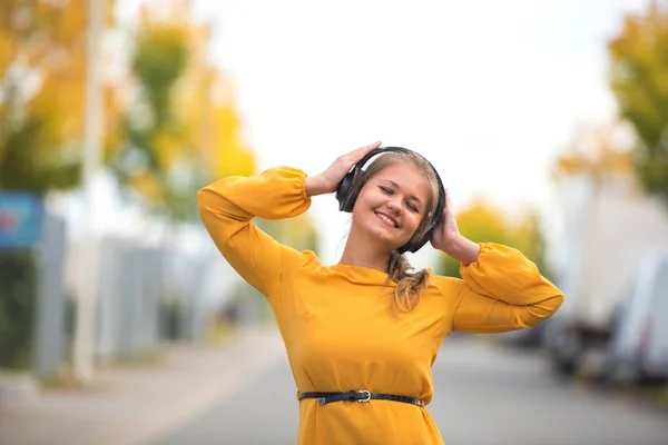 Junge Frau hört Musik — Stockfoto