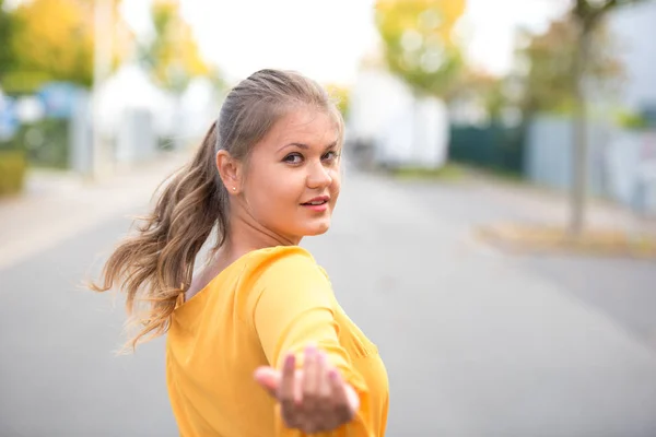 Seguimi concettuale- Giovane donna — Foto Stock