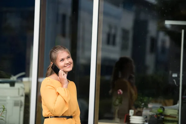 Joven empresaria hablando por teléfono móvil — Foto de Stock