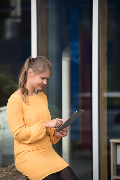 Joven empresaria con tablet —  Fotos de Stock