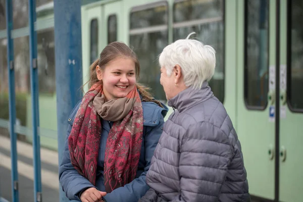 Дві жінки на зупинці трамвая — стокове фото