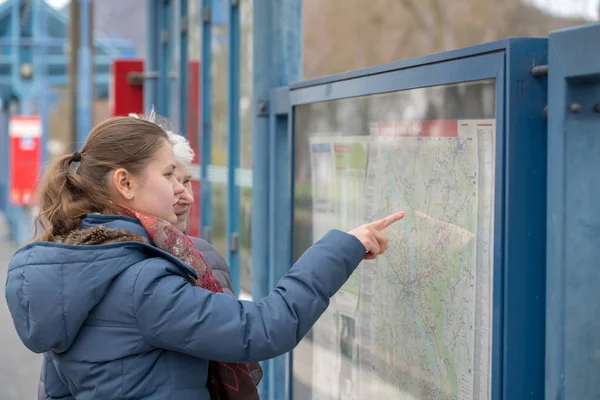 Two women look at the map — Stock Photo, Image