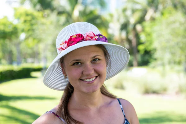 Femme en chapeau — Photo