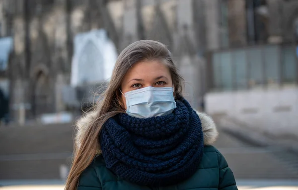 Porträt Einer Jungen Deutschen Frau Vor Dem Kölner Dom Deutschland — Stockfoto