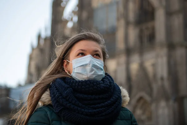 대성당 앞에서 의료용 마스크를 코로나 바이러스 Covid 싸우는 — 스톡 사진