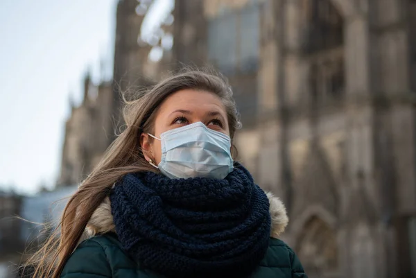 Portret Młodej Niemieckiej Kobiety Przed Katedrą Kolońską Koelner Dome Niemcy Zdjęcia Stockowe bez tantiem