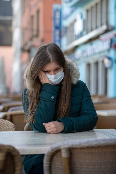 Θλιβερή Νεαρή Γυναίκα Προστατευτική Μάσκα Που Κάθεται Έξω Στην Άδεια — Φωτογραφία Αρχείου