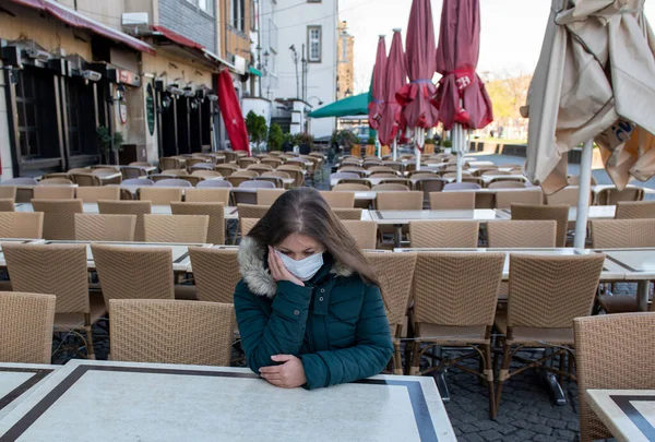 Almanya Köln Deki Coronavirus Salgını Sırasında Boş Kafeterya Terasında Oturan — Stok fotoğraf