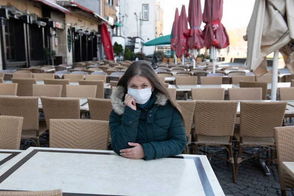 Almanya Köln Deki Coronavirus Salgını Sırasında Boş Kafeterya Terasında Oturan — Stok fotoğraf