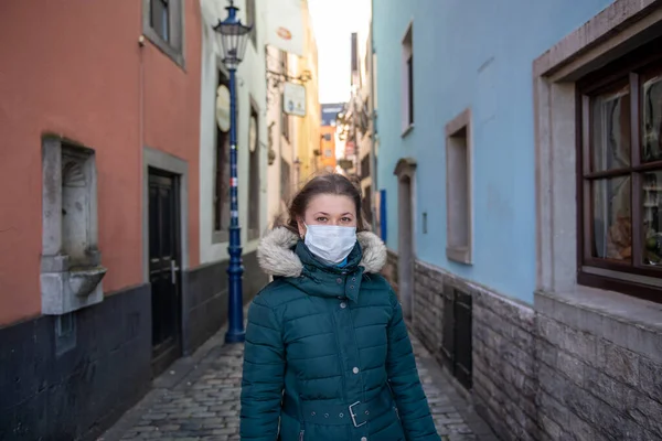 Young Woman Wearing Protective Medical Mask Health Protection Walking Street — Stock Photo, Image