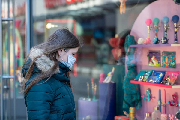 Jeune Femme Portant Masque Médical Protecteur Regardant Boutique Fermée Pendant — Photo