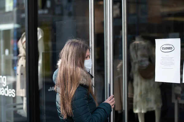 Young Woman Wearing Protective Medical Mask Looking Closed Shop Coronavirus — Stock Photo, Image