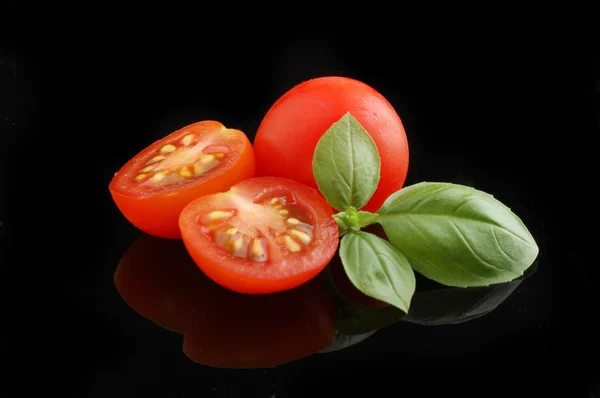 Rijpe tomaten en basilicum — Stockfoto