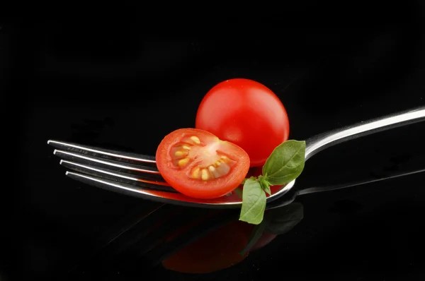 Zralá rajčata a bazalka — Stock fotografie