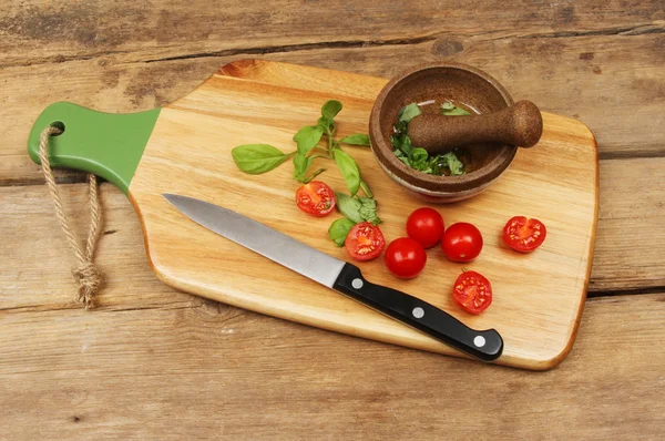 Reife Tomaten und Basilikum — Stockfoto