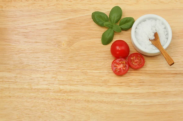 Reife Tomaten mit Basilikum und Salz — Stockfoto