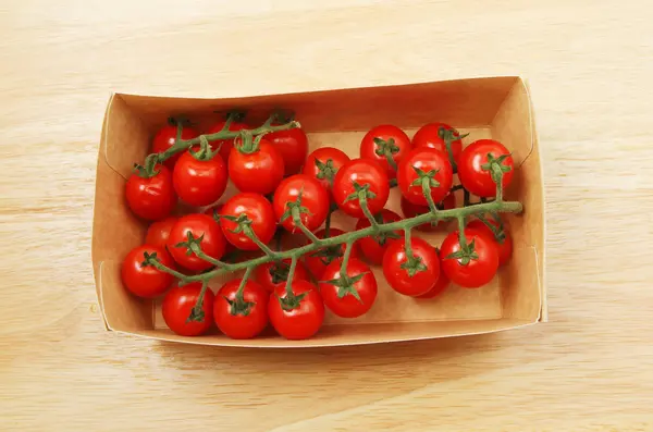 Tomates maduros em uma caixa — Fotografia de Stock