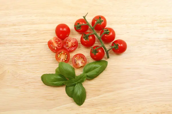 Reife Tomaten und Basilikum — Stockfoto