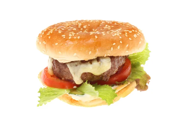 Cheeseburger met salade — Stockfoto