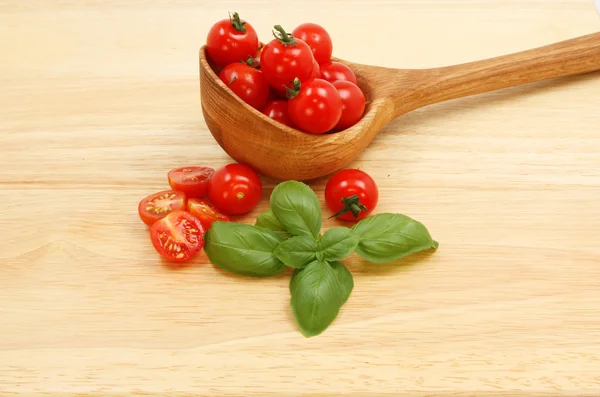 Tomates maduros e manjericão — Fotografia de Stock