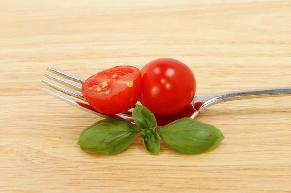 Tomates maduros e manjericão — Fotografia de Stock