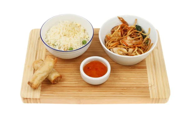 Comida chinesa em um conselho — Fotografia de Stock