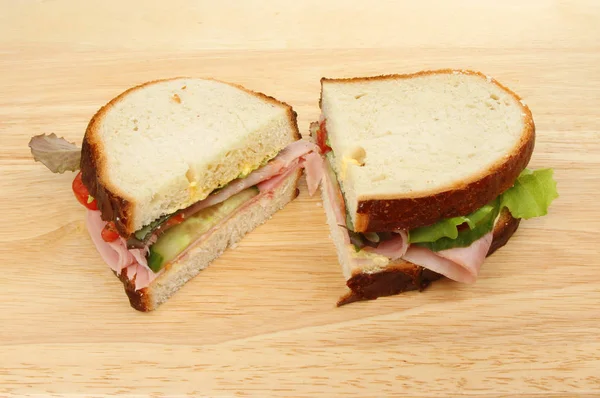 Velkej šunkovej sendvič se salátem — Stock fotografie