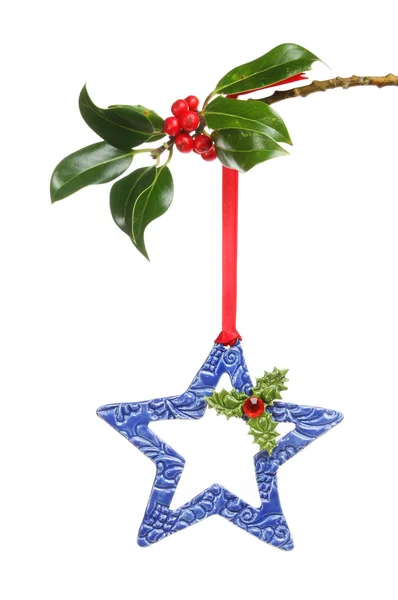 Brokat Christmas star i holly — Zdjęcie stockowe