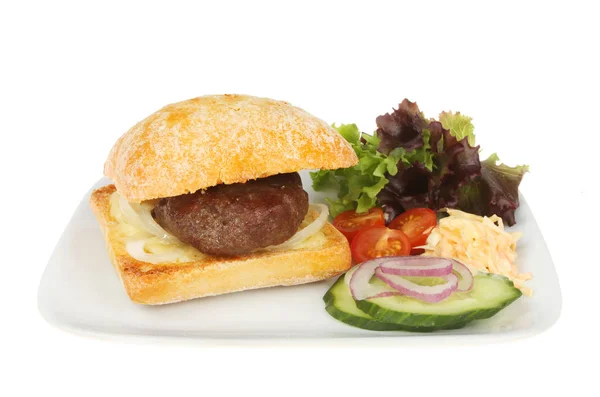 Burger ve bir tabak salata — Stok fotoğraf