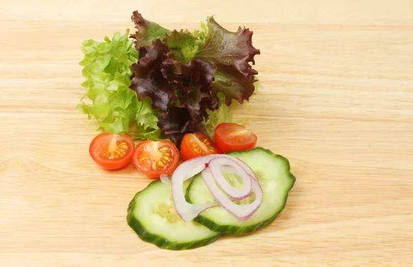 Ingredientes de salada em um conselho — Fotografia de Stock